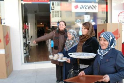 MHP Ataşehir İlçe Teşkilatı 10 Bin Aşure Dağıttı