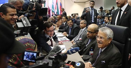 OPEC kotaları korudu, petrol fiyatları ve ruble çöktü