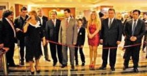ADA SU TAYAN İLK KİŞİSEL SERGİSİNİ KADIKÖYDE AÇTI..