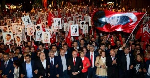 KADIKÖY'DE YÜZBİNLER CUMHURİYET VE BARIŞ İÇİN YÜRÜDÜ