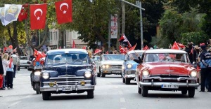 DOLMABAHÇE’DE ATATÜRK MASKELİ KONVOY
