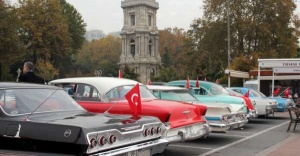 KLASİK OTOMOBİLLERDEN DOLMABAHÇE’DE ATATÜRK MASKELİ ANMA
