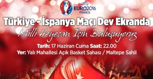Maltepe'de Dev ekranda Milli Maç Keyfi