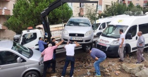 Sokakta yaşanan “fiber” çökmesine belediye müdahale etti