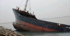 İstanbul Boğazın'da yük gemisi karaya oturdu