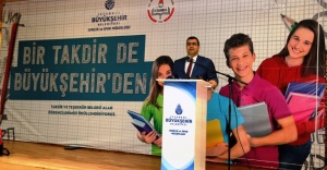 İBB’DEN 16 BİN ÖĞRENCİYE KARNE HEDİYESİ