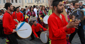 Romanlara Profesyonel Müzik Eğitimi
