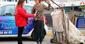 Ataşehirli kadınlara karanfil dağıtıldı.