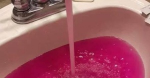 Musluklardan pembe su aktı