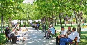 ATAŞEHİRLİLER YAZIN PARKLARDA HUZUR BULUYORLAR