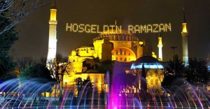 İstanbul camilerinin gerdanlıkları asıldı