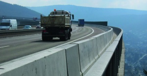 YOLLAR BETON BARİYERLERLE DAHA GÜVENLİ
