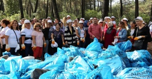 ATAŞEHİRLİLER 10 DAKİKADA 1 TON ÇÖP TOPLADI