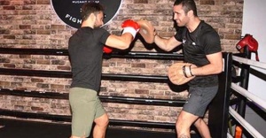Şarkıcı Özgün dünya şampiyonu boksör Mücahit Kulak'la ringe çıktı!