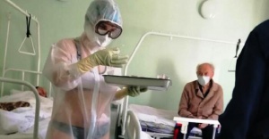 Rusya'da bir hemşire Covid-19 hastalarını bikiniyle tedavi etti