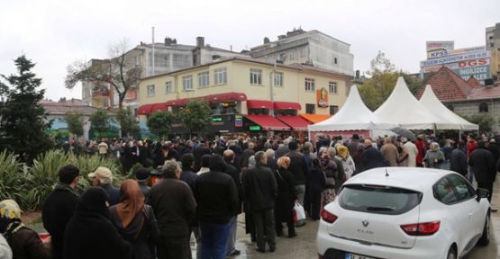 ÜMRANİYE BELEDİYESİ ÜMRANİYELİLERE AŞURE DAĞITTI