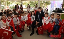 ÇOCUKLARA İKİ 23 NİSAN HEDİYESİ BİRDEN