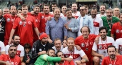 Maltepe'de Ünlü isimler lösemili çocuklar için sahaya çıktı