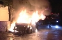 TERÖRİSTLER KADIKÖY'DE 2 ARAÇ YAKTI