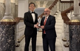 Akif Manaf’a Bir Barış Ödülü Daha: Dünyaca Ünlü Yazar Egeyön Barış Ödülünü Aldı