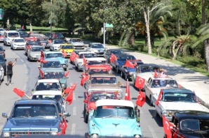 KADIKÖY’DE ZAFER BAYRAMI COŞKUSU: KLASİK OTOMOBİLLERLE ZAFER TURU ATTILAR
