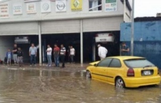 Ataşehir ve  Kadıköy'ü sel bastı