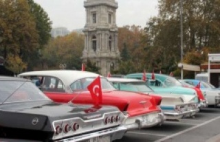 KLASİK OTOMOBİLLERDEN DOLMABAHÇE’DE ATATÜRK...