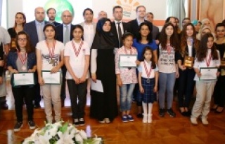 YEŞİLAY, GENÇ YETENEKLERİ ÖDÜLLENDİRDİ