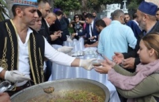 Ayasofya'da 'saray aşuresi' dağıtıldı