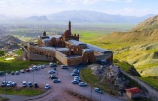 İshak Paşa Sarayı'na turist ilgisi
