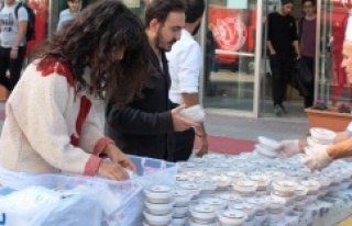 Belediyeden Üniversiteli Öğrencilere Aşure Sürprizi