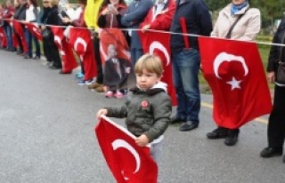ATATÜRK İÇİN EL ELE