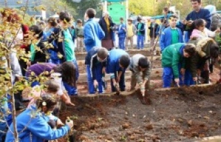 ÇOCUKLARIN ELLERİ TOPRAĞIN BEREKETİYLE BULUŞTU