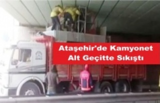 Ataşehir'de Kamyonet Alt Geçitte Sıkıştı