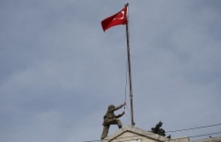 AFRİN’DE TÜRK BAYRAĞI DALGALANIYOR