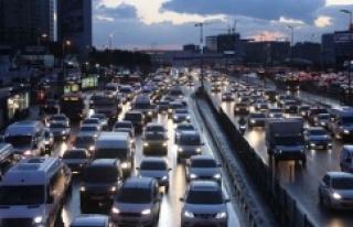 İSTANBULLULAR HAYATLARININ ORTALAMA 3,5 YILINI TRAFİKTE...