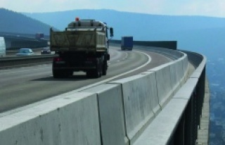 YOLLAR BETON BARİYERLERLE DAHA GÜVENLİ