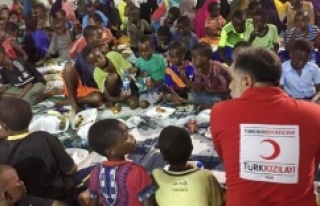 Kızılay’ın iftar sofraları ihtiyaç sahiplerini...