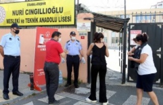 ATAŞEHİR’DE SINAVA GİREN ADAYLARA MASKE, DEZENFEKTAN...