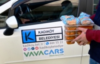 KADIKÖY’DE KOVİDLİ HASTALARA SICAK YEMEK