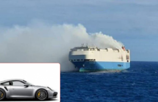 1100 adet Porsche taşıyan gemi yanıyor