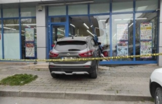 Ataşehir'de cipin markete girmesi sonucu 2 kişi...
