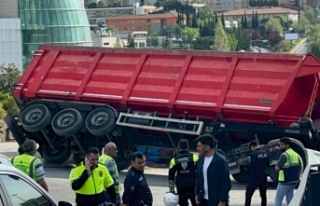 Ataşehir'de Kaza nedeniyle cadde trafiğe kapatıldı