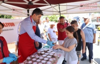 BAŞKAN ONURSAL ADIGÜZEL AŞURE DAĞITTI