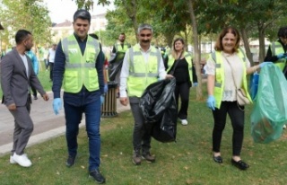 BAŞKAN ADIGÜZEL VE ÇEVRESEVERLER PARKTA BULUŞUP...