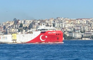 Oruç Reis Gemisi İstanbul Boğazı'ndan geçti