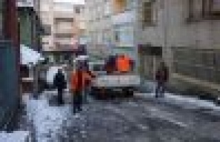 ATAŞEHİR'DE BUZLANAN SOKAKLARA TUZ DÖKÜLÜYOR