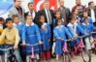 BAŞARILI VANLI ÖĞRENCİLERE PENDİK'TEN 23 NİSAN...