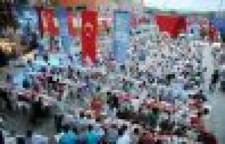 Beykozlular İlk İftarda Belediye Meydanı’nı...