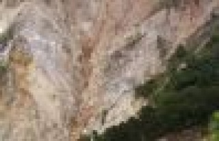 Çanakkale'de heyelan, 1800 yıllık duvarı ortaya...